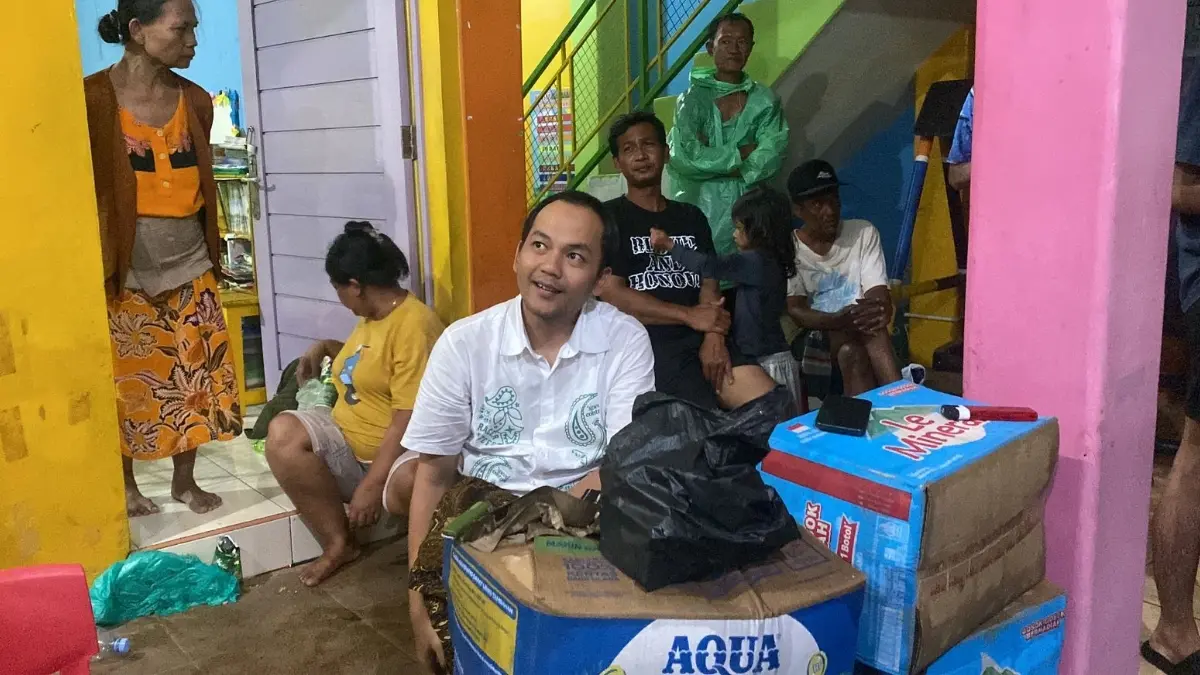 Wali Kota Solo Respati Ardi meninjau lokasi banjir akibat hujan deras yang terjadi pada tanggal 14 April Malam Sampai 15 april dini hari