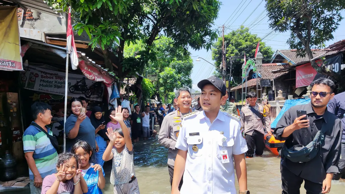 Wali Kota Solo Respati Ardi saat mengecek banjir