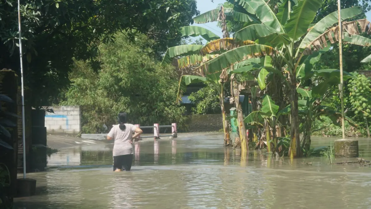 Warga Desa Carikan, Juwiring saat hendak membelah luapan banjir untuk menuju ke rumahnya, Rabu (15/4/2026). (Angga Purenda/Radar Solo)