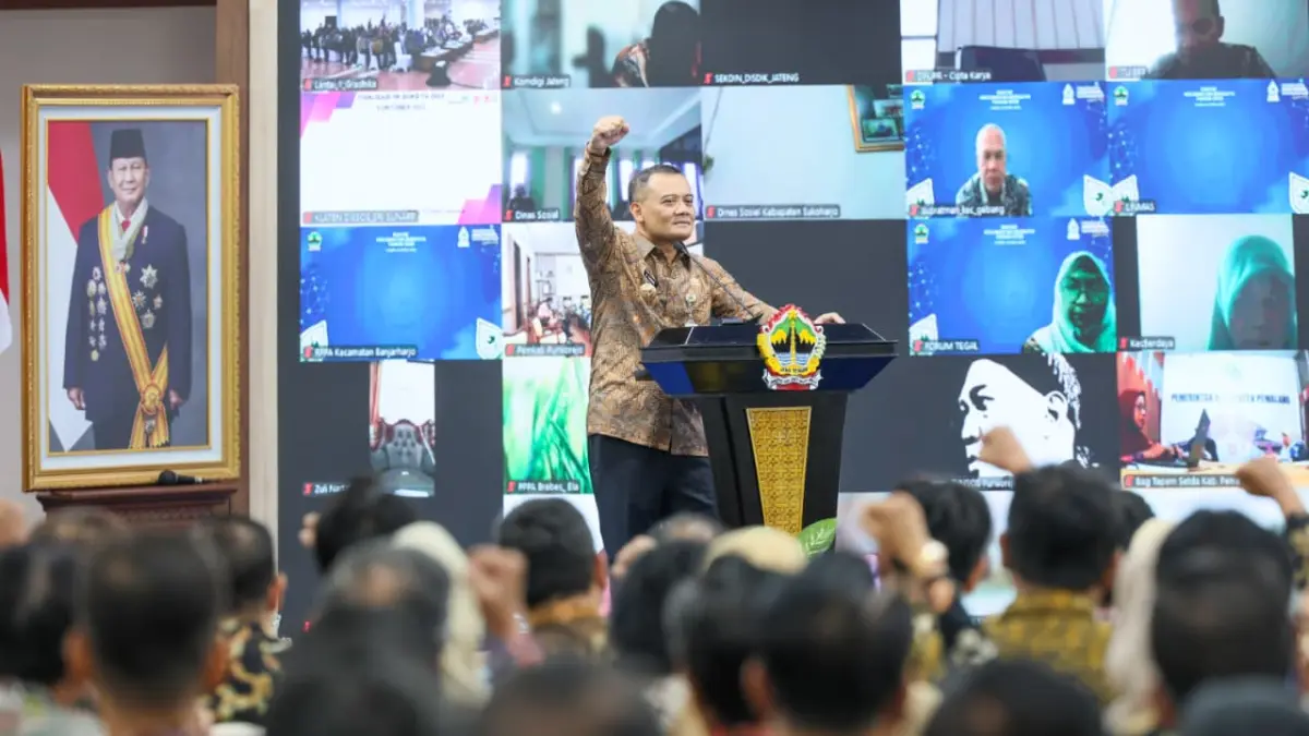 Gubernur Jateng Ahmad Luthfi beri pengarahan kepada 576 camat, serta seluruh bupati dan wali kota se-Jawa Tengah di Gedung Gradhika Bhakti Praja, Semarang, Kamis (16/4/2026).