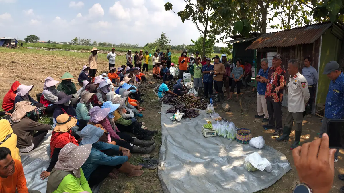 Karyawan PT Danliris menerima pelatihan terkait holtikultura. (Iwan Kawul/Radar Solo)