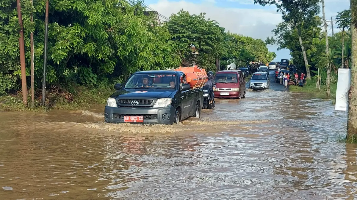 Kendaraan menerjang banjir di Nguntoronadi, Wonogiri, Rabu (15/4/2026). (IWAN ADI/RADAR SOLO)
