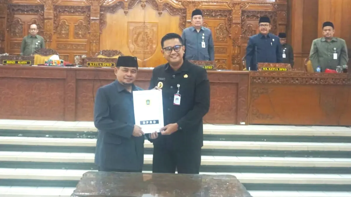 Ketua DPRD Klaten Edy Sasongko saat menyampaikan keputusan DPRD terhadap LKPJ Bupati Klaten Tahun Anggaran 2025. (Angga Purenda/Radar Solo)