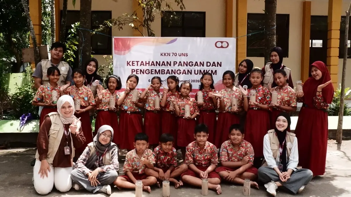Mahasiswa KKN UNS Kelompok 70 mengajak siswa SDN Kaliabu 1, Kecamatan Salaman, Magelang menyulap botol plastik bekas menjadi media tanam hidroponik.