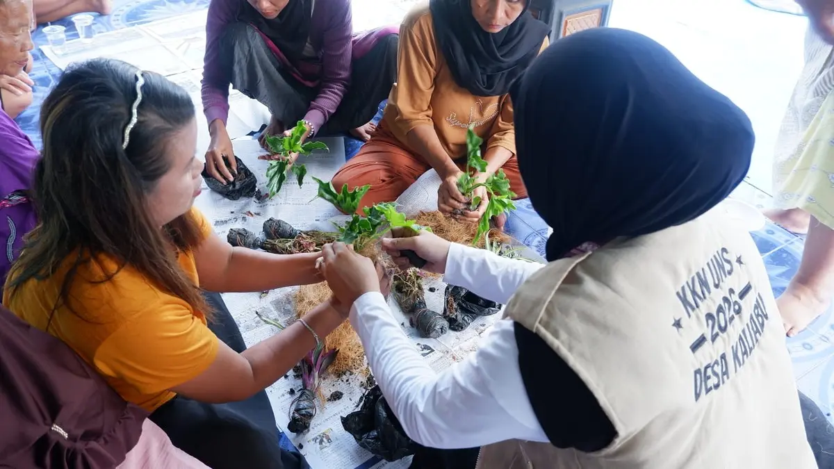 Mahasiswa KKN UNS mengajak warga Desa Kaliabu, Magelang memanfaatkan limbah lokal menjadi pot tanaman hias yang estetik dan ramah lingkungan.