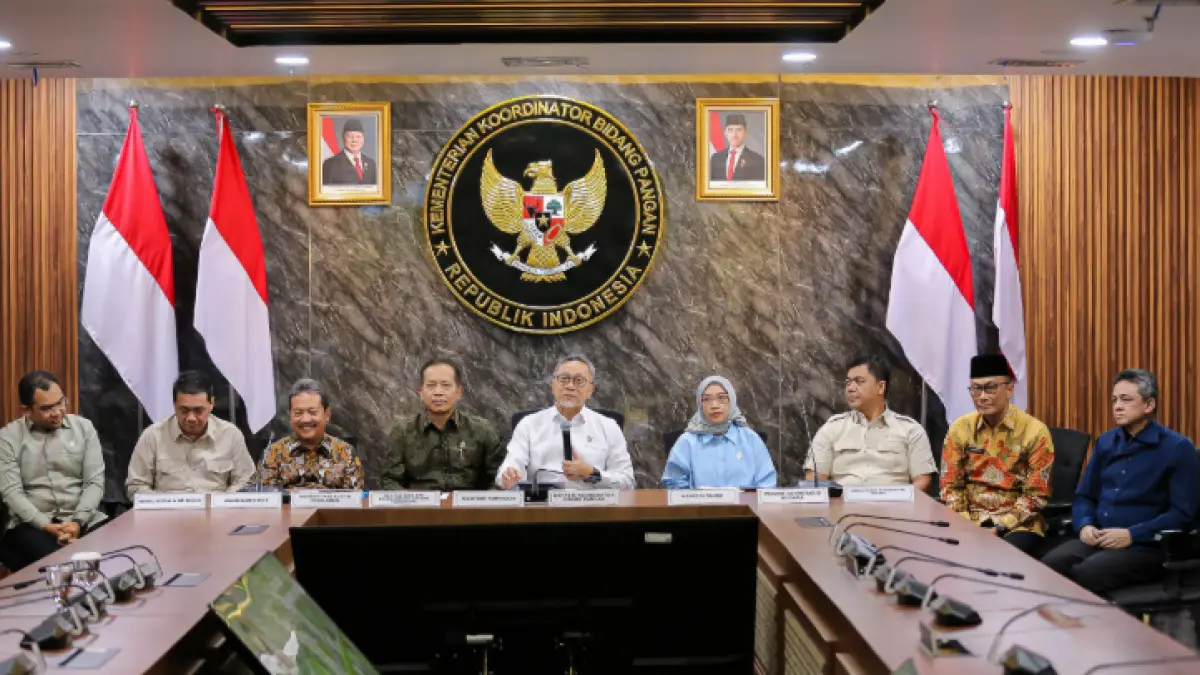 Menko Pangan Zulkifli Hasan (tengah) menegaskan bahwa keberhasilan transformasi ekonomi di desa dan kawasan pesisir sangat bergantung pada kualitas sumber daya manusia yang mengelolanya. (DOK.KEMENKOPANGAN)