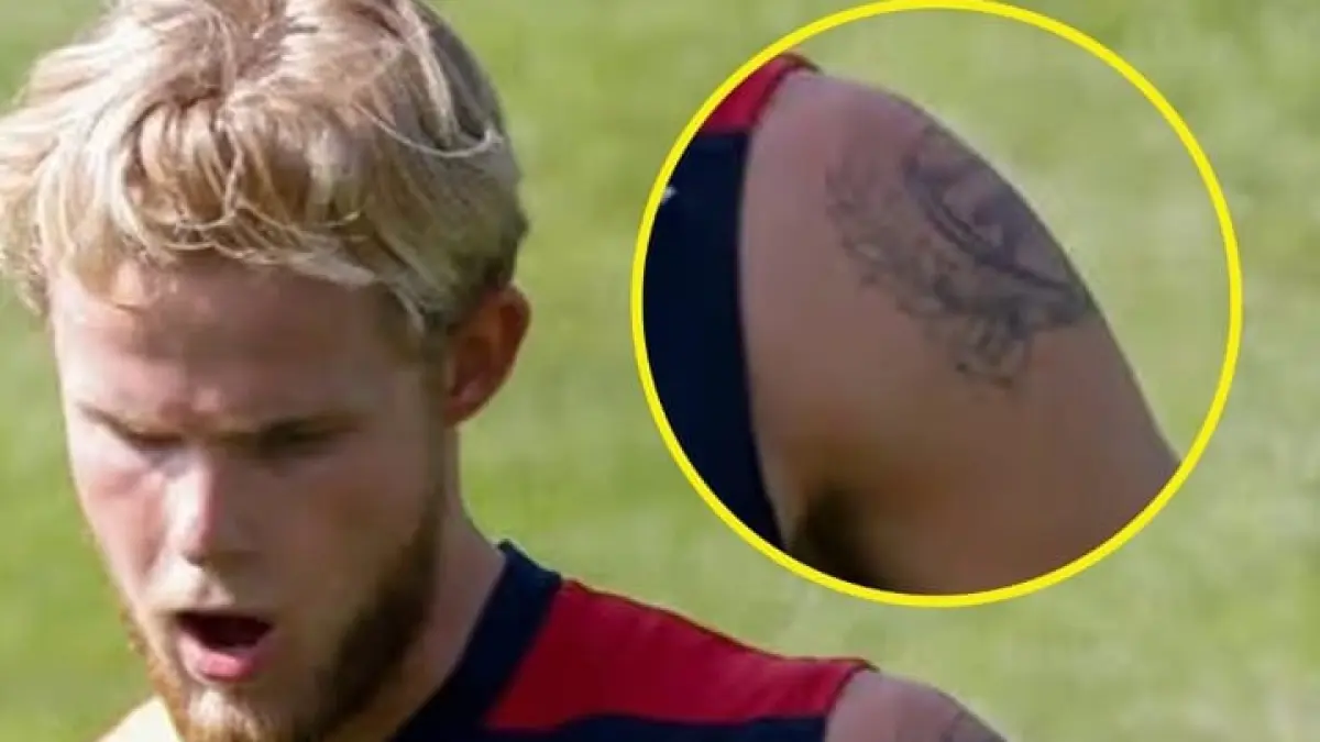 Mortem Hjulmand saat masih berseragam Lecce. Terlihat tato logo Arsenal di lengan kirinya. (Men in Blazers)