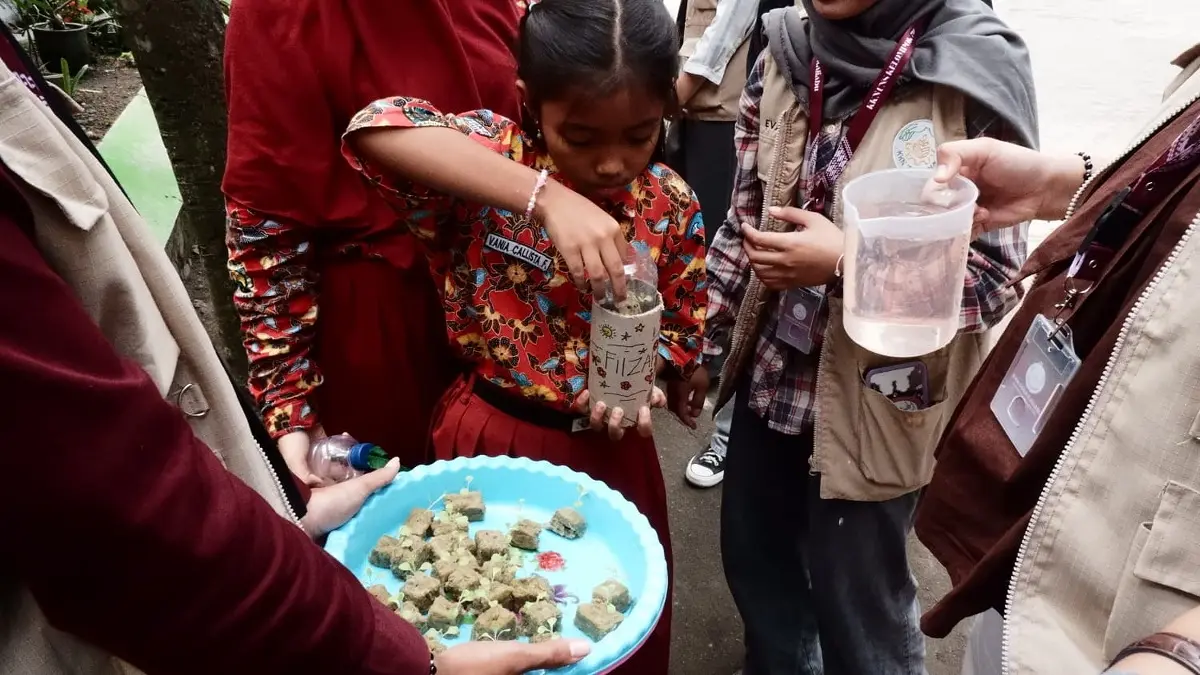 Para siswa diajarkan teknik hidroponik sistem sumbu (wick system) yang sederhana.