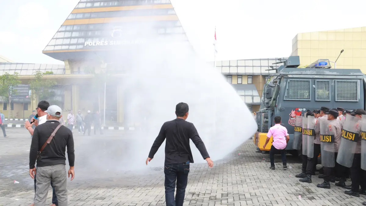 Semprotan water cannon membelah udara saat apel persiapan pengamanan May Day di Lapangan Presisi Polres Sukoharjo, Kamis (16/4).