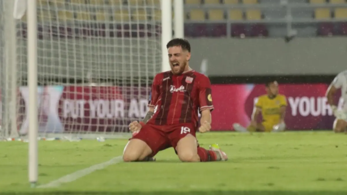 Striker Persis Solo Dejan Tumbas merayakan golnya ke gawang Semen Padang di Stadion Manahan dalam laga Super League 2025/2026. (M. IHSAN/RADAR SOLO)