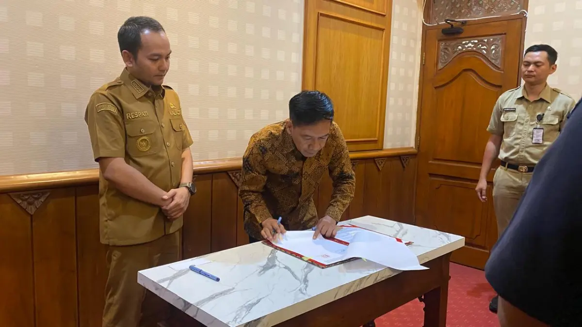 Wali Kota Solo Respati Ardi menyerahkan aset pemkot untuk kantor Bawaslu Solo, Kamis (16/4). (A Chistian/Radar Solo)