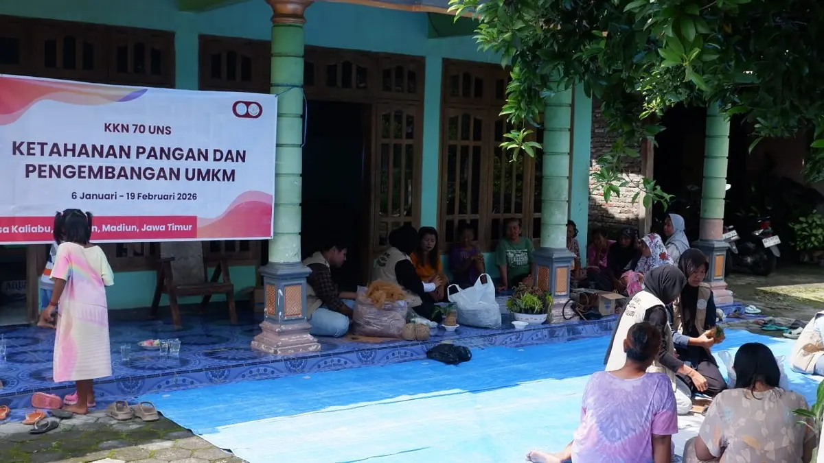 Warga antusias praktik membuat Cocodama, teknik menanam asal Jepang yang dimodifikasi menggunakan kearifan lokal.
