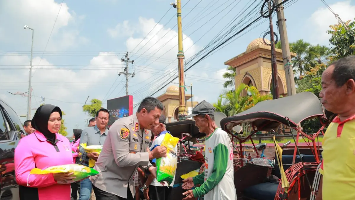Kapolres Klaten AKBP Moh. Faruk Rozi saat salurkan 1 ton beras untuk tukang becak dan ojek pangkalan. (Dokumentasi Polres Klaten)