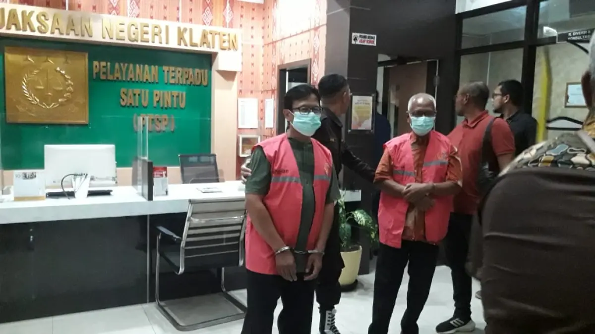 Kedua tersangka saat digiring dari Kantor Kejari Klaten ke Lapas Kelas IIB Klaten, Jumat (17/4/2026). Mereka ditahan selama 20 hari ke depan untuk memudahkan penyidikan. (Angga Purenda/Radar Solo) 
