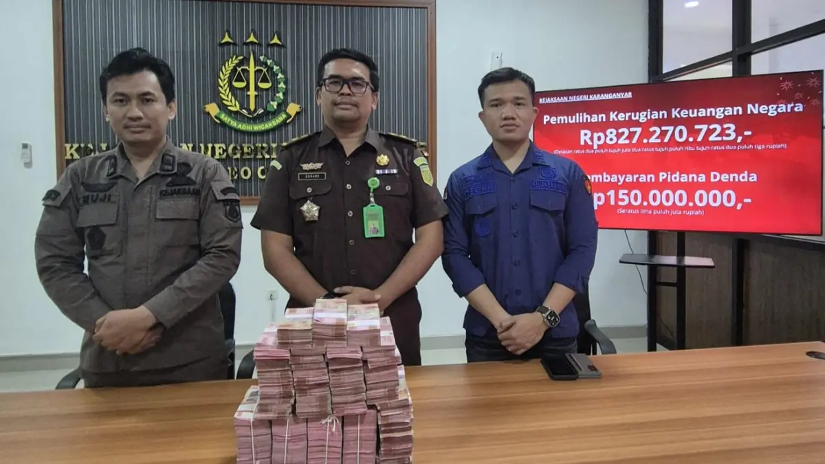 Kejari Karanganyar menunjukkan uang hasil penyitaan kasus korupsi pengadaan alat kesehatan (alkes) Dinkes Karanganyar. (Rudi Hartono/Radar Solo) 