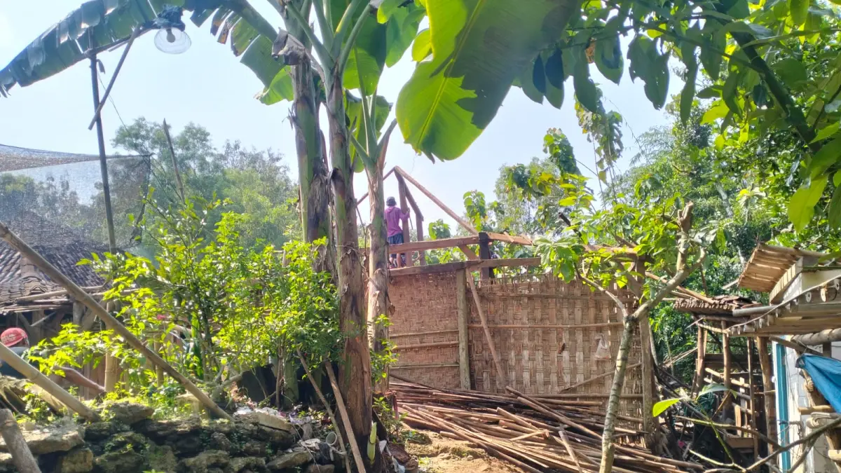 Kondisi salah satu rumah warga Dukuh Banyuurip, Desa Kalikobok, Kecamatan Tanon, Sragen yang ambles karena tanah gerak, Jumat (17/4/2026). (Ahmad Khairudin/Radar Solo) 