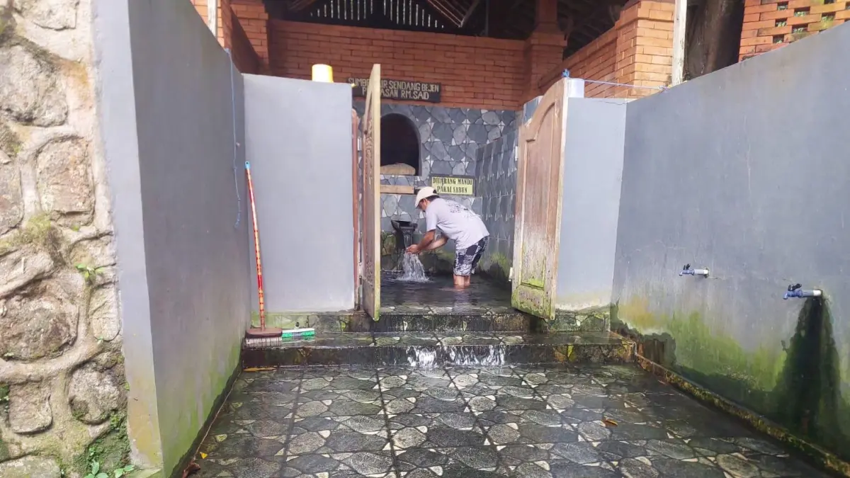 Pengunjung membersihkan diri di Sendang Bejen. (RUDI HARTONO/RADAR SOLO)