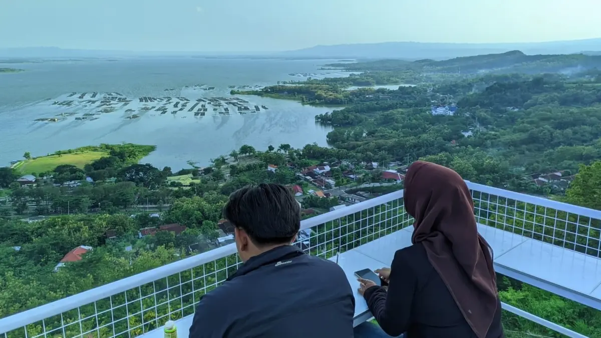 Pengunjung tidak hanya disuguhi tiupan angin sepoi-sepoi yang menyejukkan, tetapi juga pemandangan eksotis, terutama saat senja tiba ketika pantulan langit jingga menghiasi permukaan Waduk Gajah Mungkur. (IWAN ADI/RADAR SOLO)