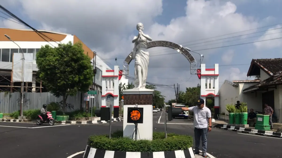 Petugas Dishub Boyolali mengecek flash light di Simpang Watu Telenan, Jumat (17/4/2026). (Abdul Khofid/Radar Solo)
