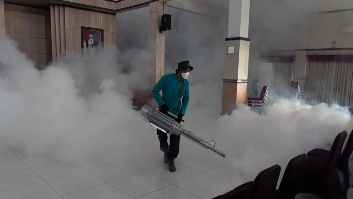 Petugas melakukan fogging di sekitar kawasan Asrama Haji Donohudan Boyolali, Jumat pagi (16/4/2026)&nbsp;(ARIEF BUDIMAN/RADAR SOLO) 