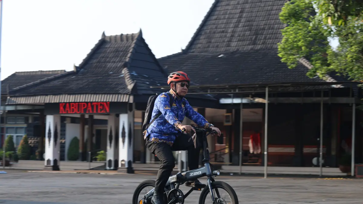 Sekda Wonogiri FX Pranata ngantor dengan sepeda, Jumat (17/8/2026). (Dok. Prokopim Setda Wonogiri)