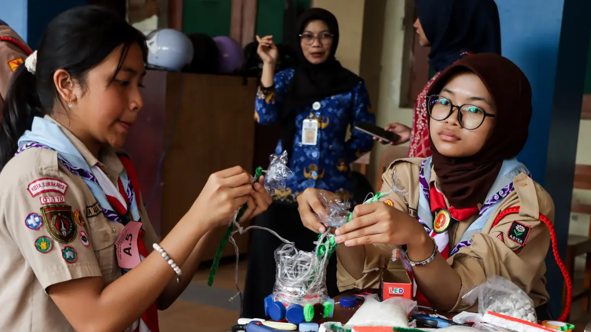 Siswa sari salah satu SMP di Solo berkreasi memanfaatkan sampah plastik menjadi kerajinan tangan dalam lomba daur ulang sampah di SMK Muhammadiyah 4 Solo, Jumat (17/4). (M.IHSAN/RADAR SOLO)