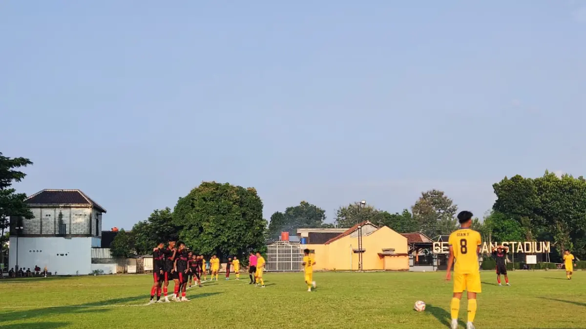 TES KOMPOSISI: Pertandingan Persebi Boyolali melawan Pesak Kebumen di Stadion Gedongan, Karanganyar, Kamis (16/4/2026). (HERNINDYA JALU/RADAR SOLO)