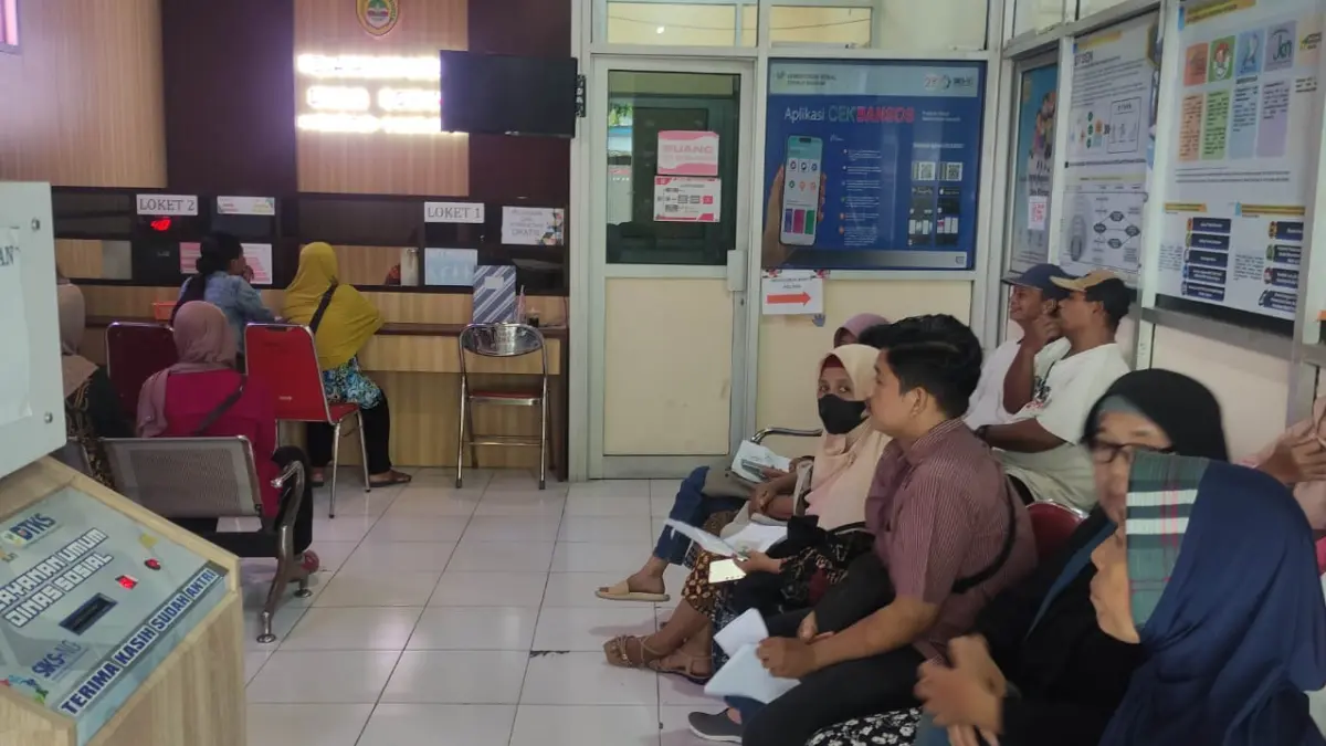 Warga mengantre di desk pelayanan di kantor Dinas Sosial Sukoharjo, Jumat (17/4). (IWAN KAWUL/RADAR SOLO)