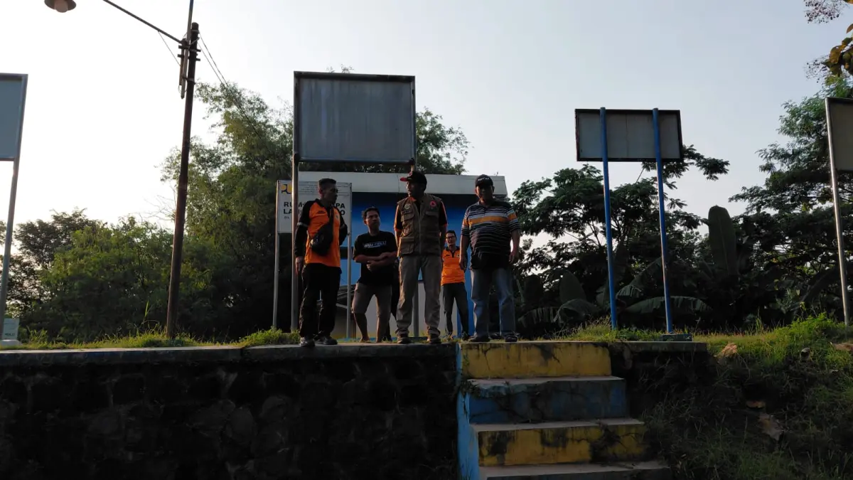 BPBD Sukoharjo mengecek rumah pompa air di wilayah Langenharjo, Kecamatan Grogol untuk mempercepat penanganan banjir. (IWAN KAWUL/RADAR SOLO)