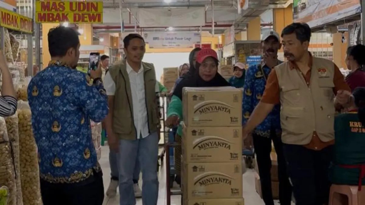 Bulog Solo kucurkan Minyakita di sejumlah pasar di Solo Raya. (A Christian/Radar Solo)