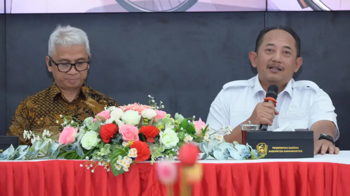 Bupati Karanganyar Rober Christanto, saat menerima kunjungan supervisi dari BPK RI. (Rudi Hartono/Radar Solo) 