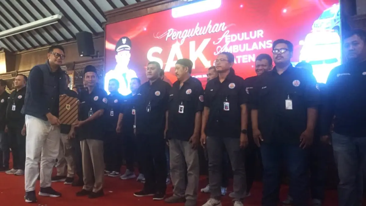 Bupati Klaten Hamenang Wajar Ismoyo saat mengukuhkan pengurus Sedulur Ambulans Klaten di Pendapa Pemkab Klaten. (Angga Purenda/Radar Solo)