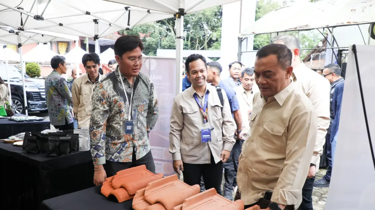 Gubernur Jateng Ahmad Luthfi cek stand produk genting pada acara Forum Bisnis Daerah (Forbisda) HIPMI Jawa Tengah yang digelar di Bandungan, Kabupaten Semarang, Minggu (19/4/2026). (PEMPROV JATENG)