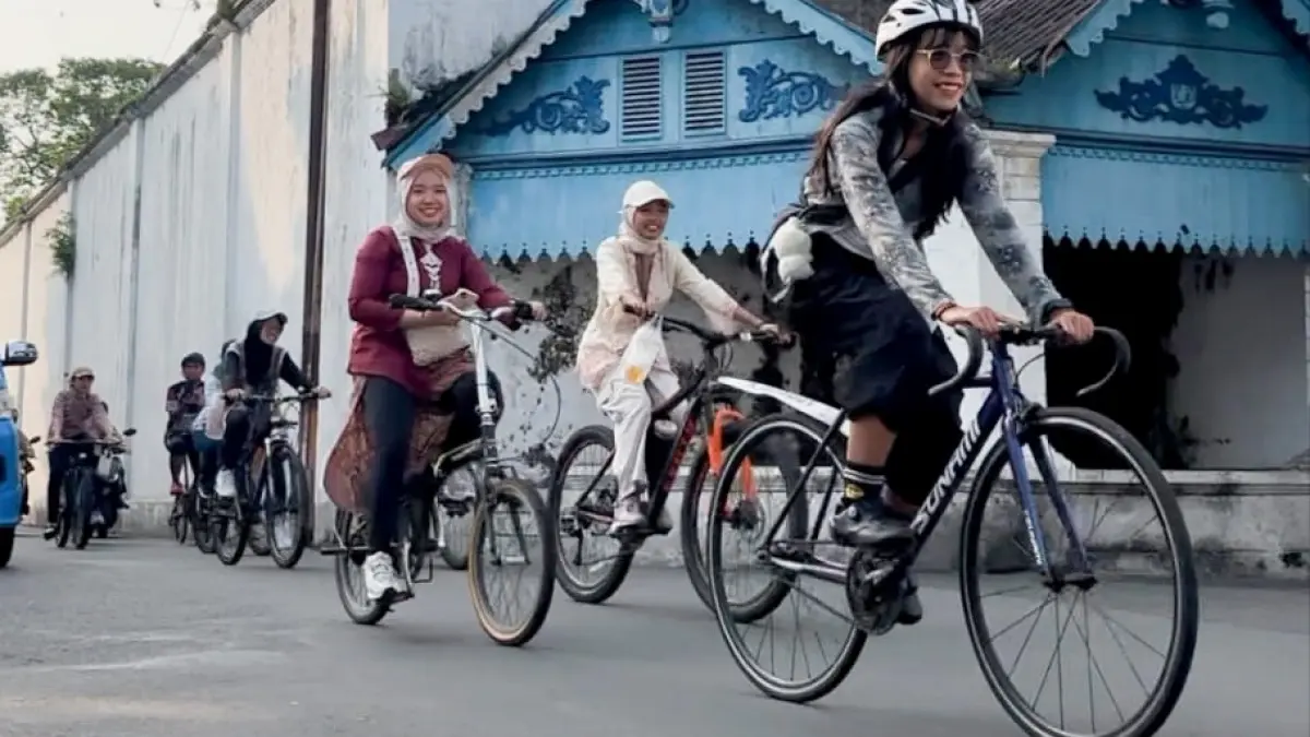 Anggota komunitas Kayuh Comma gowes melintasi Keraton Kasunanan Surakarta Hadiningrat, MInggu pagi (19/4). (DOK. PRIBADI)