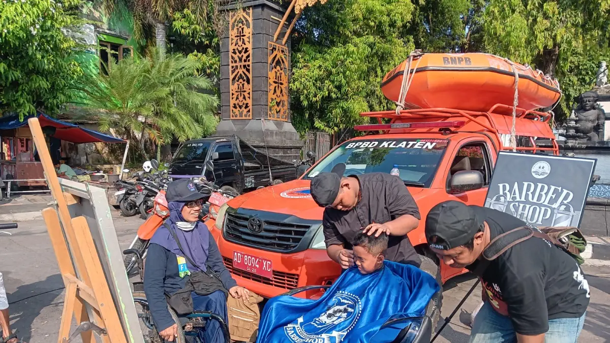 Kegiatan BPBD Klaten mengampanyekan sadar bencana di Jalan Pemuda saat momen CFD, Minggu (19/4/2026). (Angga Purenda/Radar Solo)
