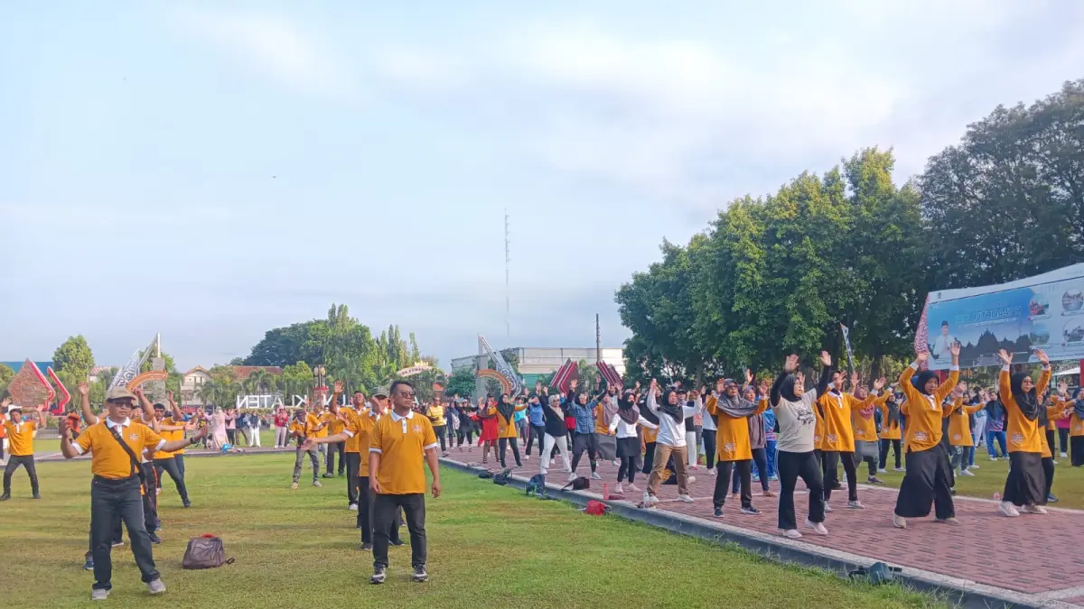 Kegiatan senam sehat bersama yang diikuti Civitas akademika UMKLA dan warga di Alun-alun Klaten. (Angga Purenda/Radar Solo)
