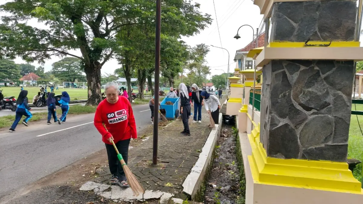 Masyarakat Kecamatan Gondang, Sragen gotong-royong membersihkan lingkungan setiap Jumat pagi. (Ahmad Khairudin/Radar Solo)