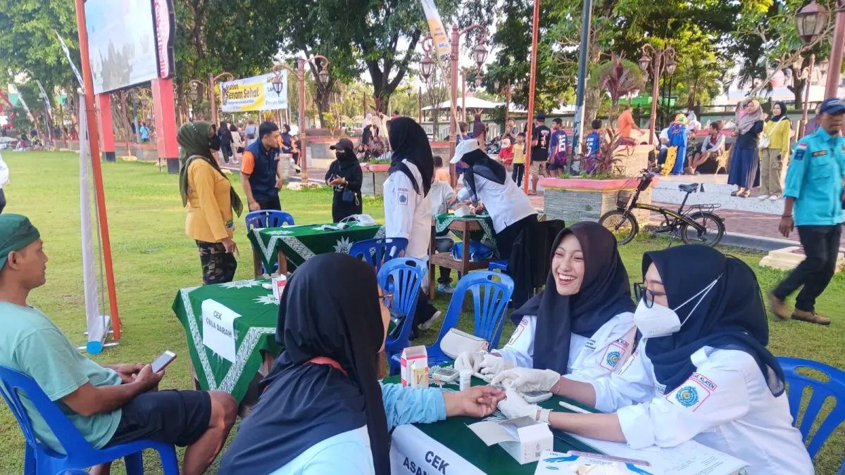 Pemeriksaan kesehatan gratis yang digelar oleh UMKLA di Alun-alun Klaten. (ANGGA PURENDA/RADAR SOLO)