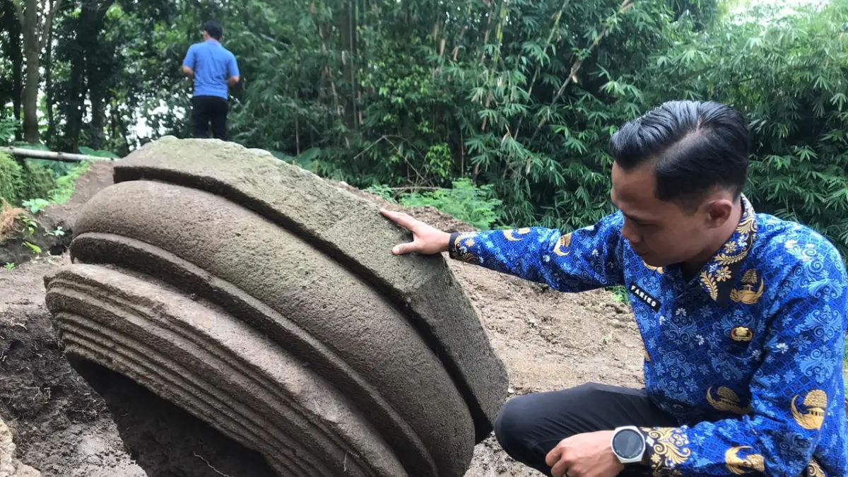 Penemuan objek cagar budaya yang diduga merupakan bagian lapik bawah candi saat pembukaan lahan di Desa Nepen, Mojosongo, Boyolali. (Abdul Khofid/Radar Solo)