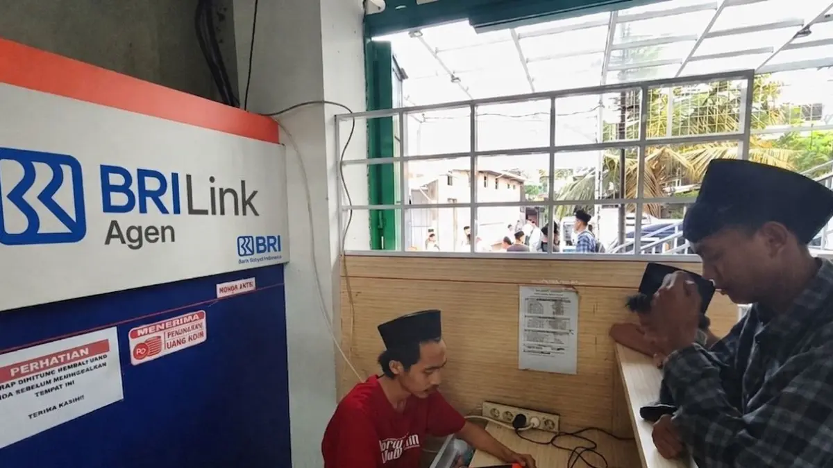 Toko Assalam Lirboyo, Kediri, yang kini bertransformasi menjadi pusat layanan transaksi finansial melalui Agen BRILink. (DOK.BRI)