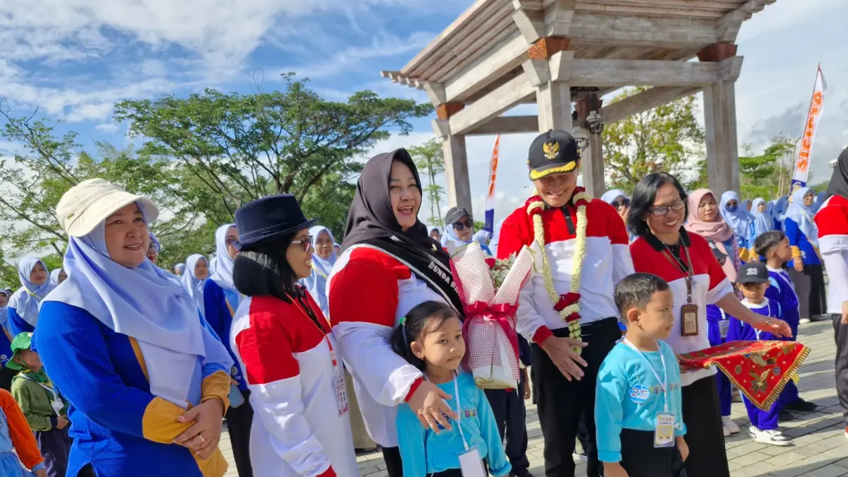 DEDIKASI: Bupati Wonogiri Setyo Sukarno bersama sang istri Sri Rahayuningsih Setyo Sukarno dalam sebuah acara. (IWAN ADI LUHUNG/RADAR SOLO)