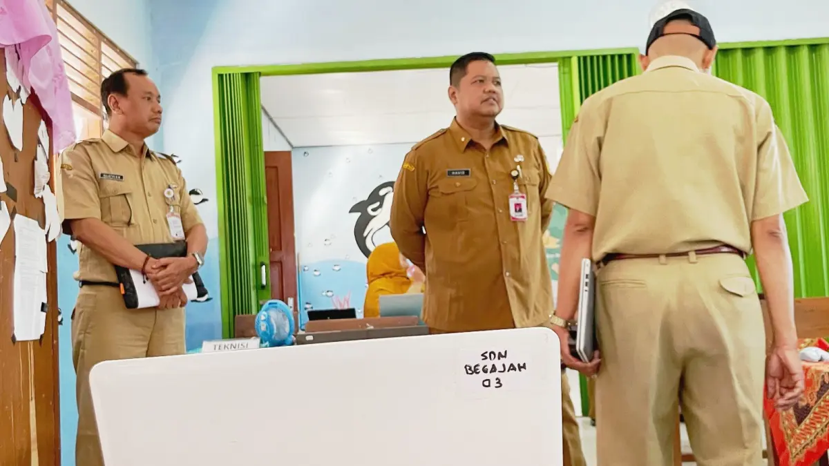 Kepala Dinas Pendidikan dan Kebudayaan (Disdikbud) Sukoharjo Havid Danang Purnomo Widodo cek persiapan TKA di salah satu SD, Senin (20/4). (IWAN KAWUL/RADAR SOLO)