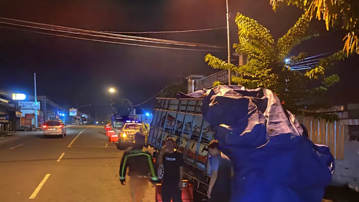  Kecelakaan tunggal di Jalan Raya Wonogiri–Ngadirojo, tepatnya di depan Gapura SMKN 2 Wonogiri, wilayah Bulusari, Desa Bulusulur, Kecamatan Wonogiri, Senin (20/4/2026) dini hari. (IWAN ADI/RADAR SOLO)
