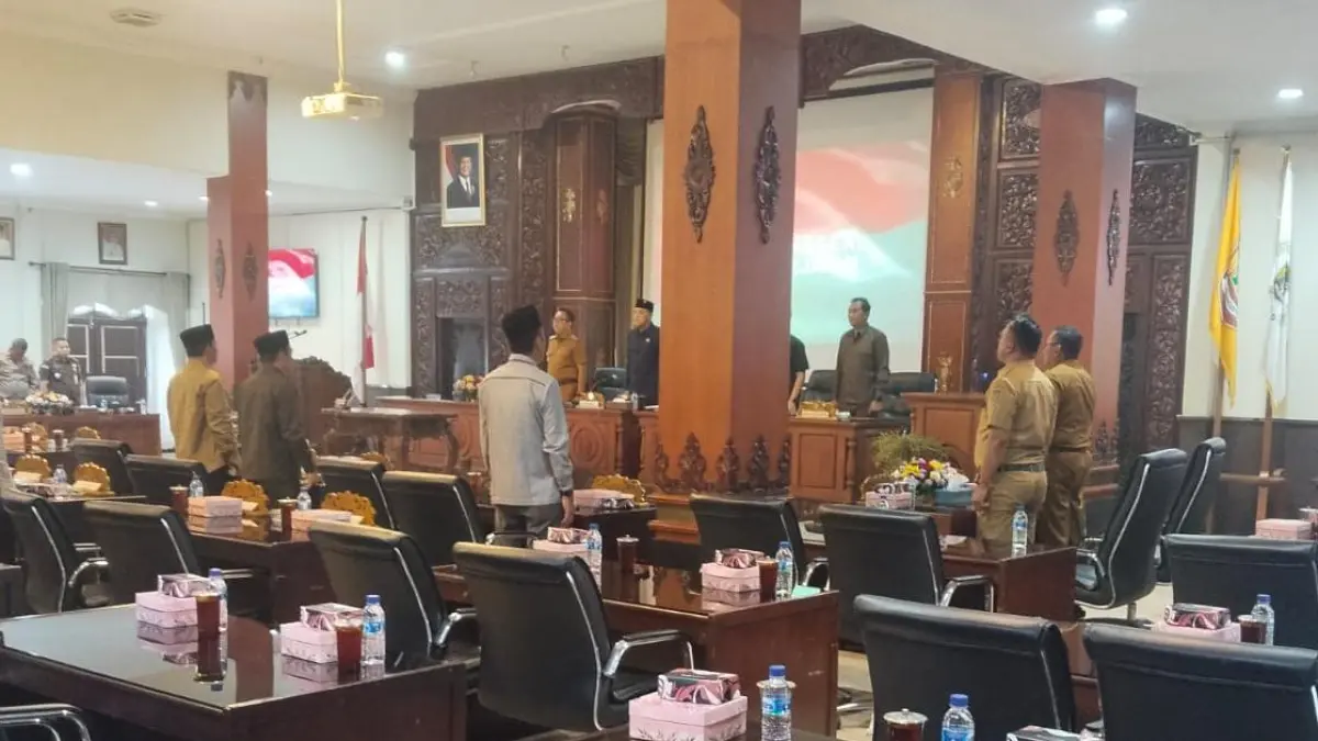 Kursi yang seharusnya ditempati pejabat Pemkab Karanganyar di rapat paripurna LKPj bupati tahun 2025 pada Senin (20/4/2026), banyak yang kosong. (Rudi Hartono/Radar Solo)