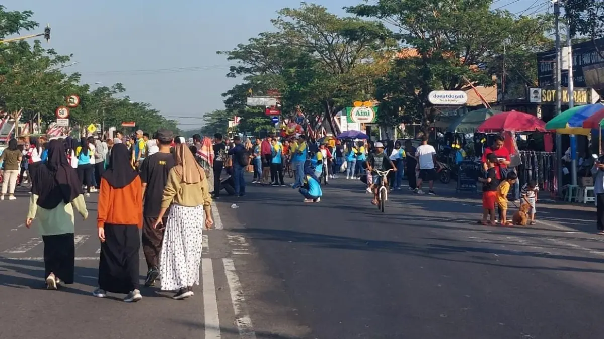 Masyarakat beraktivitas di CFD Lawu, Kota Karanganyar. Kini durasinya diperpanjang hingga pukul 10.00 WIB. (Rudi Hartono/Radar Solo)