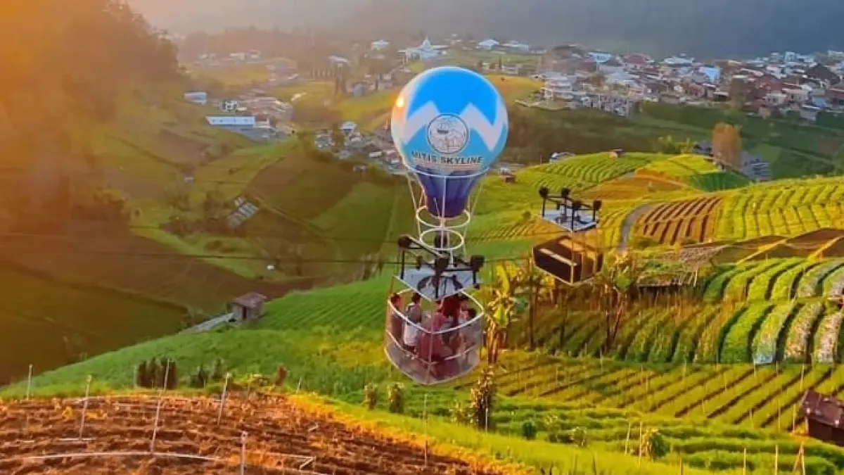 Mitis Skyline Tawangmangu tawarkan kereta gantung dengan view Gunung Lawu. (Instagram)