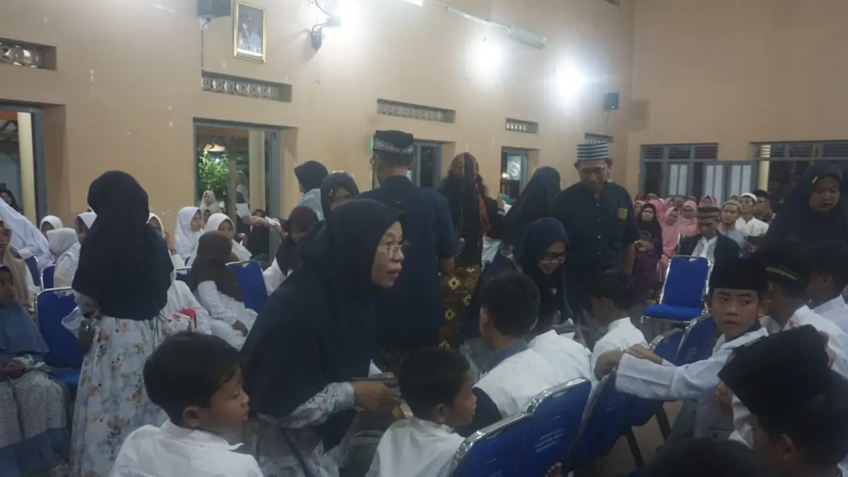Pemberian santunan berupa uang tunai kepada anak yatim di Balai Desa Sidowayah, Kecamatan Polanharjo, Klaten, Senin (20/4/2026). (Angga Purenda/Radar Solo)