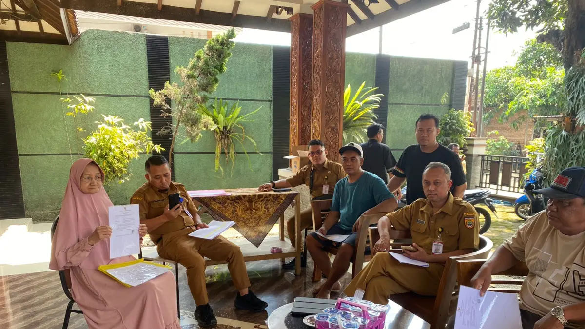 Pembinaan terhadap perajin etanol di Kecamatan Polokarto oleh Dinas Perindustrian dan Tenaga Kerja (Disperinaker) Sukoharjo, Senin (20/4). (IWAN KAWUL/RADAR SOLO)