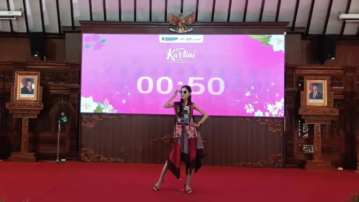 Peserta fashion show tampil di Pendapa Pemkab Klaten dalam rangka peringatan Hari Kartini, Senin (20/4/2026). (Angga Purenda/Radar Solo)