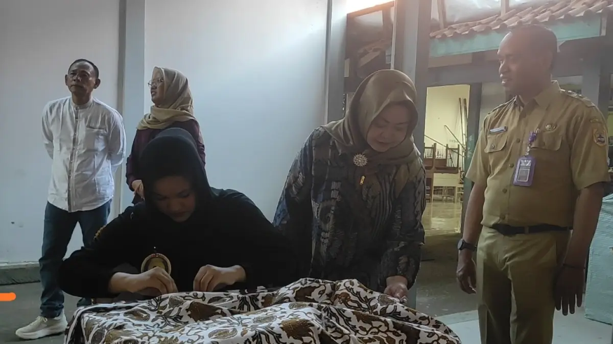 Rus Sumaryati (dua dari kanan), istri Ketua DPRD Jawa Tengah Sumanto melihat kreasi batik siswa SMKN 1 Plupuh, Sragen, Senin (20/4/2026). (Ahmad Khairudin/Radar Solo)